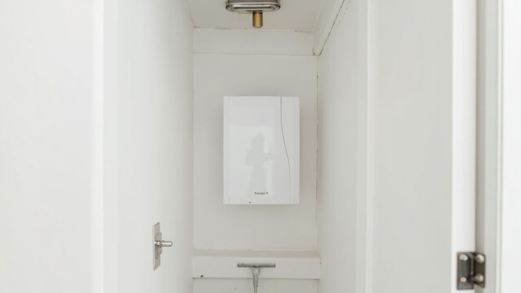 How to choose a water heater that fits in a narrow